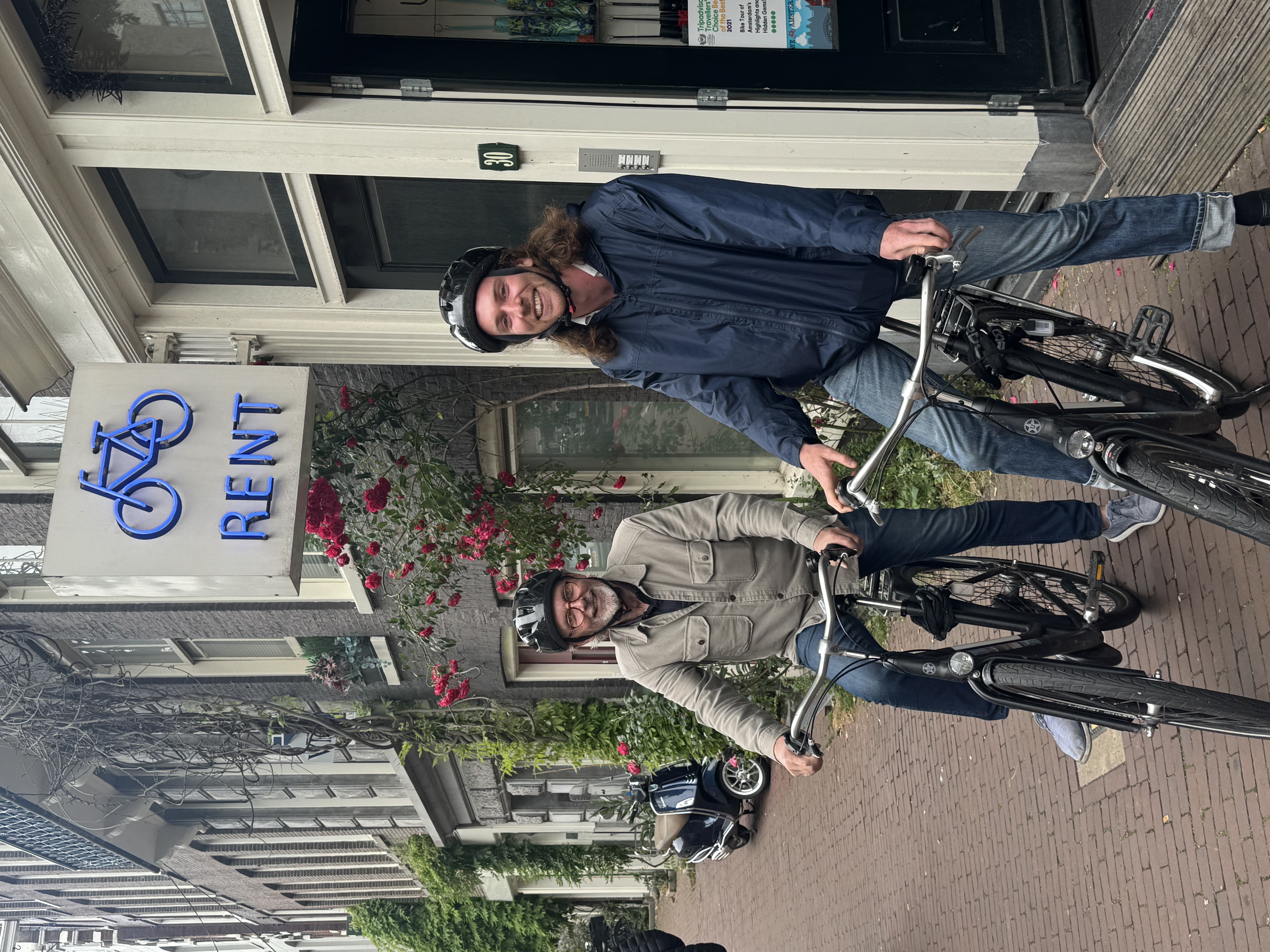 Zwei Gäste vor dem Fahrradladen