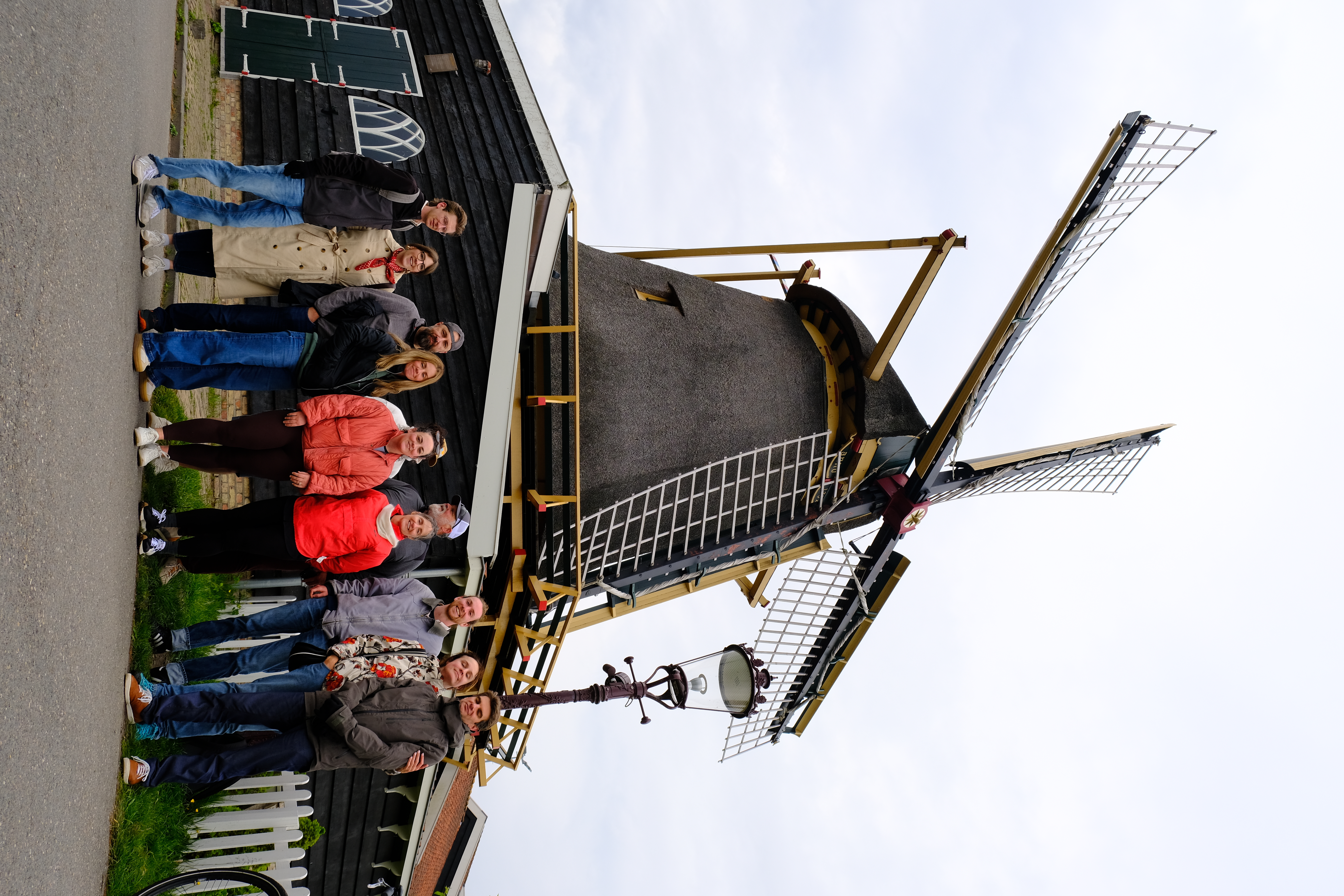 Gruppenphoto vor Windmühle